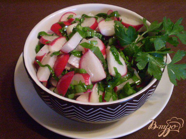 Фото приготовление рецепта: Салат из редиса с петрушкой и черемшой шаг №5