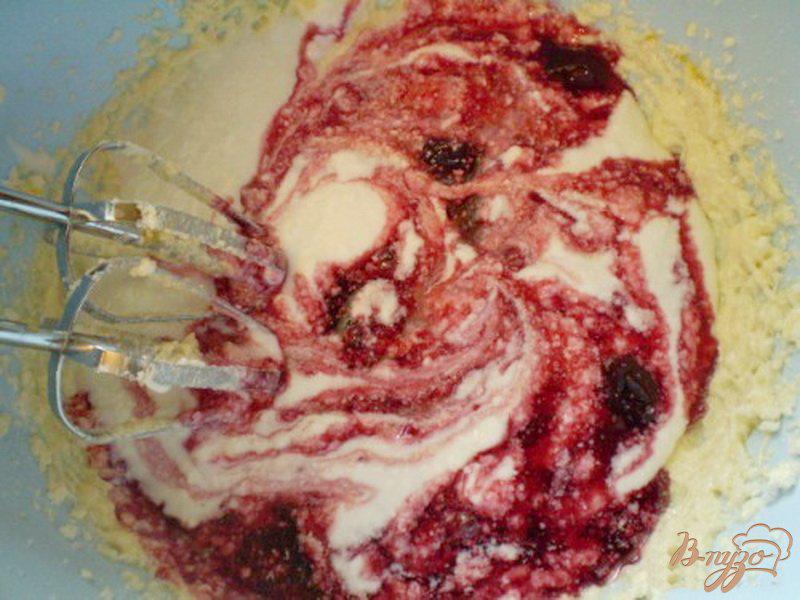 Фото приготовление рецепта: Черный кекс с вишневым вареньем шаг №3