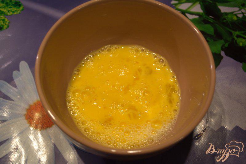Фото приготовление рецепта: Французские гренки с сыром, помидором и зеленью шаг №3