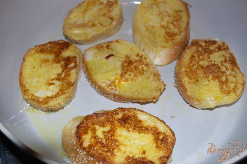 Фото приготовление рецепта: Французские гренки с сыром, помидором и зеленью шаг №5