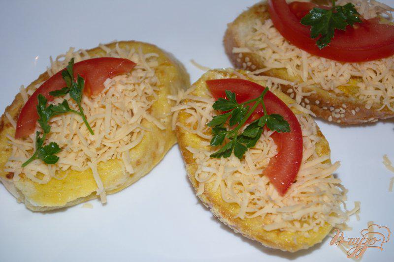 Фото приготовление рецепта: Французские гренки с сыром, помидором и зеленью шаг №8