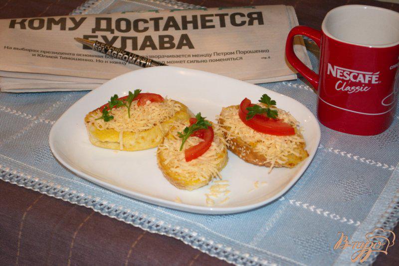 Фото приготовление рецепта: Французские гренки с сыром, помидором и зеленью шаг №9