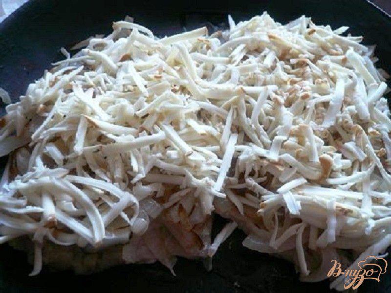 Фото приготовление рецепта: Скумбрия, запеченая под колбасным сыром шаг №4