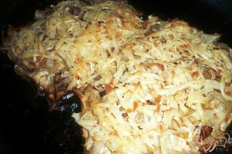 Фото приготовление рецепта: Скумбрия, запеченая под колбасным сыром шаг №5