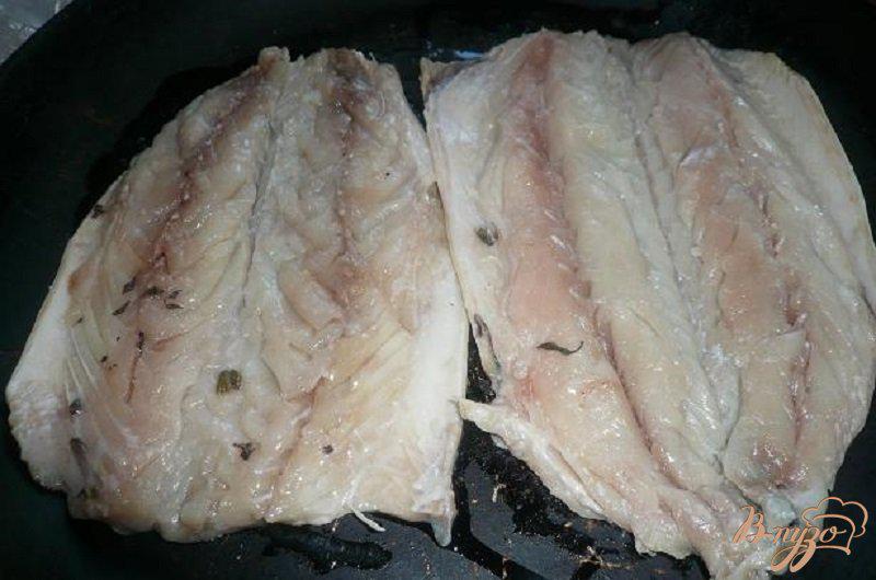 Фото приготовление рецепта: Скумбрия, запеченая под колбасным сыром шаг №1