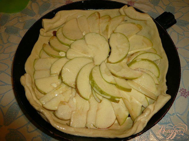 Фото приготовление рецепта: Пирог из слоеного теста с яблоками и изюмом шаг №5