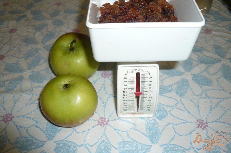 Фото приготовление рецепта: Пирог из слоеного теста с яблоками и изюмом шаг №1