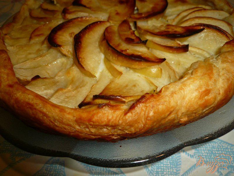 Фото приготовление рецепта: Пирог из слоеного теста с яблоками и изюмом шаг №6