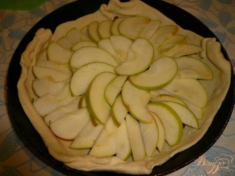 Фото приготовление рецепта: Пирог из слоеного теста с яблоками и изюмом шаг №3