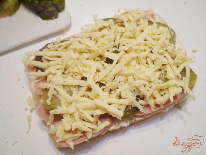Фото приготовление рецепта: Сэндвичи с соленым огурцом шаг №3