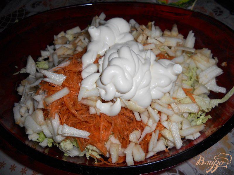 Фото приготовление рецепта: Легкий салат с пекинской капустой шаг №5