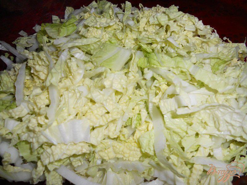 Фото приготовление рецепта: Легкий салат с пекинской капустой шаг №2