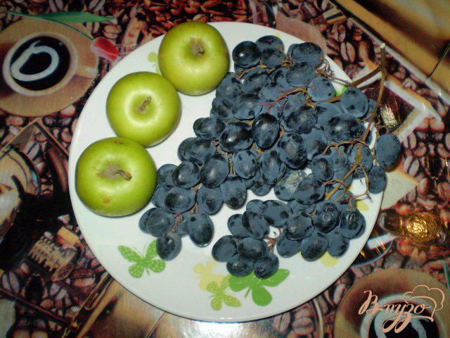 Фото приготовление рецепта: Фреш из яблок и синего винограда шаг №1