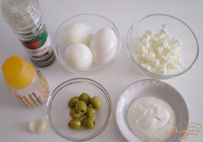 Фото приготовление рецепта: Яйца фаршированные творогом и оливками шаг №1