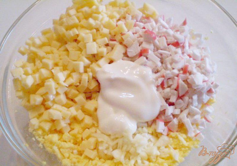 Фото приготовление рецепта: Яйца фаршированные крабовыми палочками, сыром и чесноком шаг №3