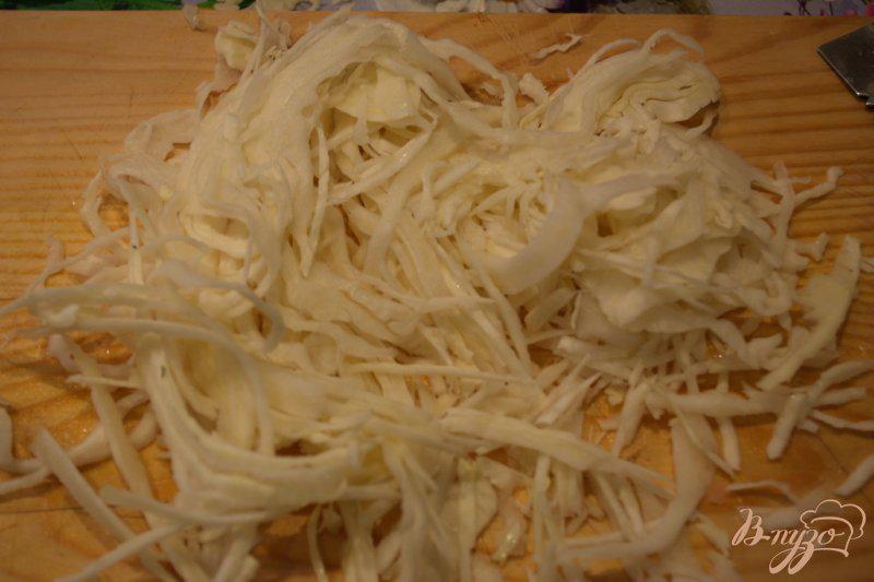 Фото приготовление рецепта: Жаркое с капустой и курицей в горшочке шаг №3