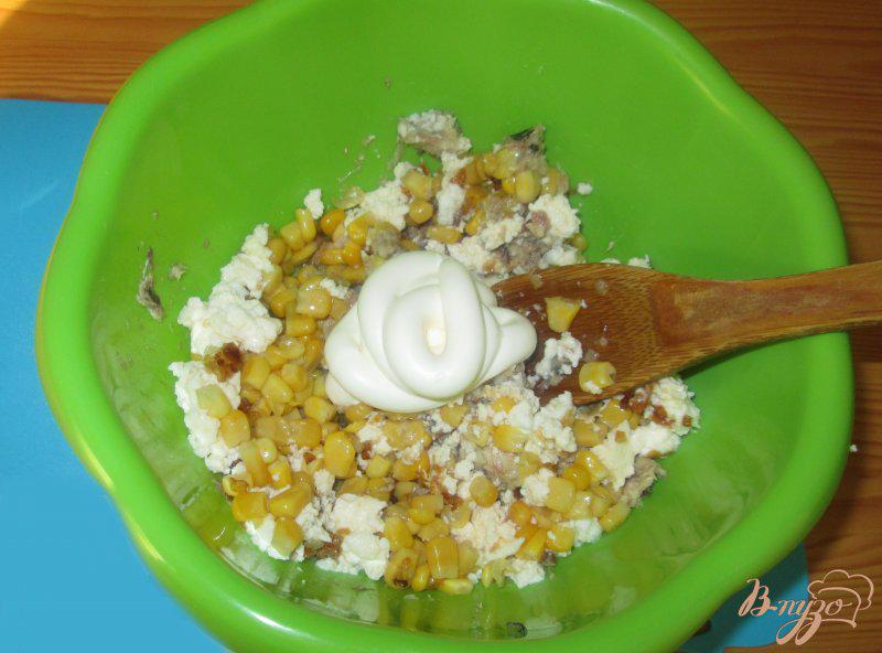 Фото приготовление рецепта: Салат с сардинами и кукурузой шаг №7