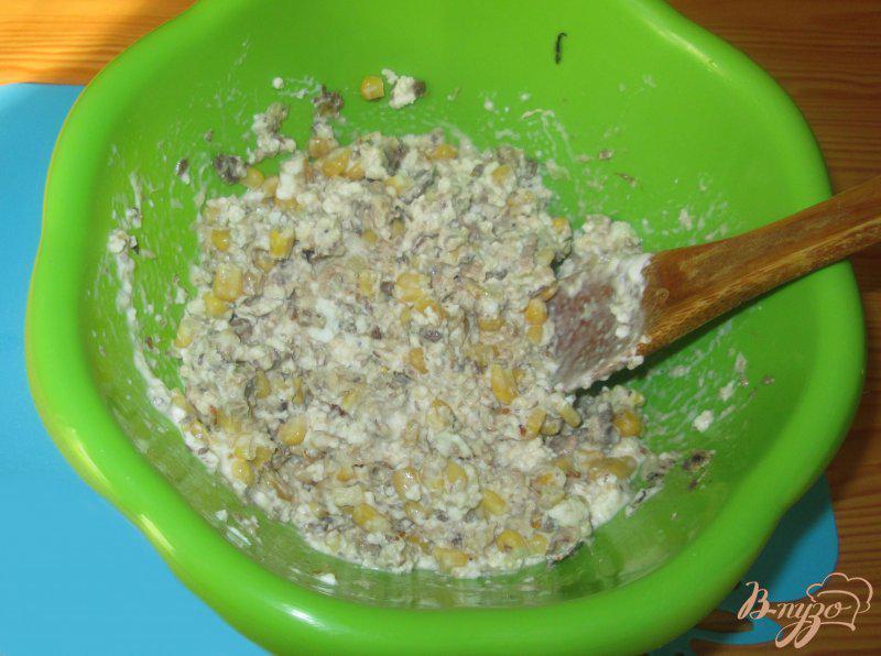 Фото приготовление рецепта: Салат с сардинами и кукурузой шаг №8