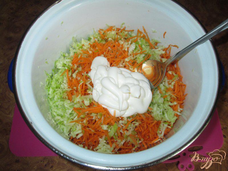 Фото приготовление рецепта: Салат с редькой и яйцом шаг №5