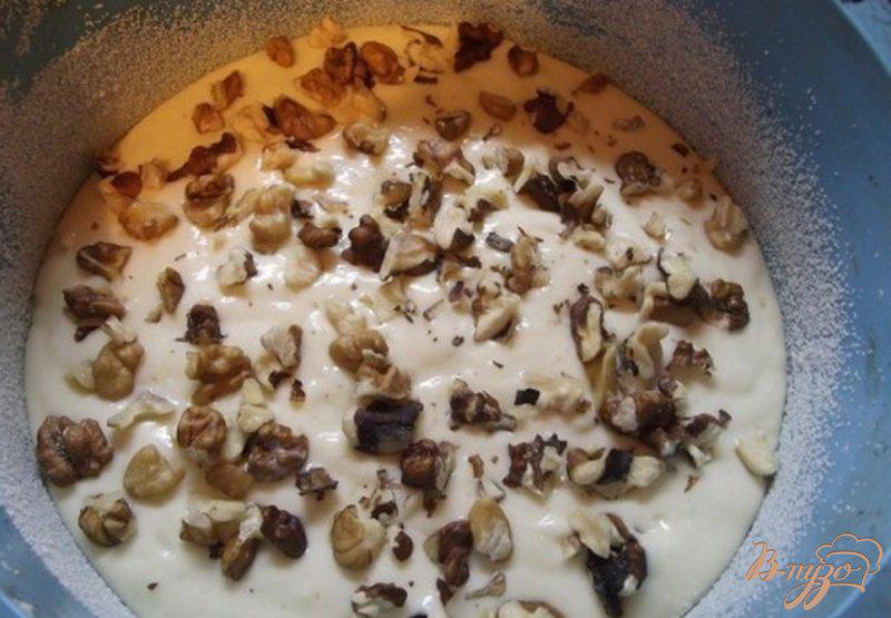 Фото приготовление рецепта: Пирог на кислом молоке с грецкими орехами шаг №5