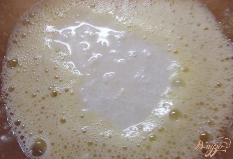 Фото приготовление рецепта: Пирог на кислом молоке с грецкими орехами шаг №2