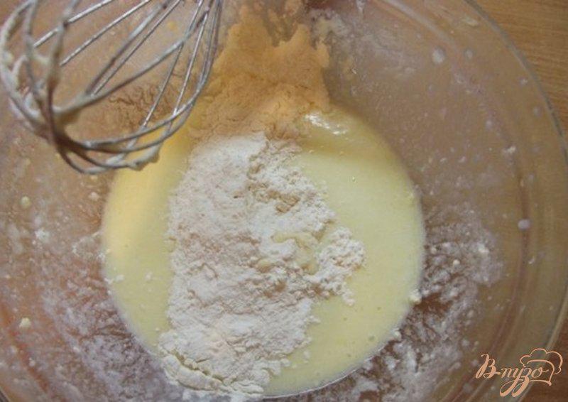 Фото приготовление рецепта: Пирог на кислом молоке с грецкими орехами шаг №3