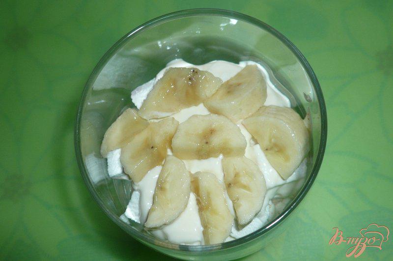 Фото приготовление рецепта: Десерт слоеный с зефиром и бананом шаг №6