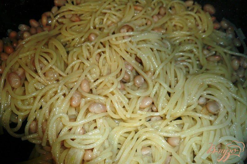 Фото приготовление рецепта: Спагетти с белой фасолью шаг №5