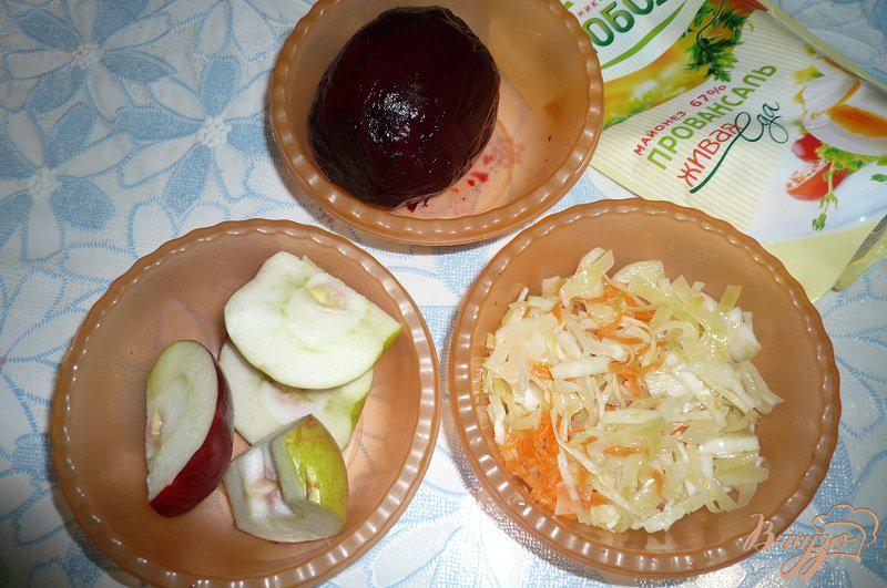 Фото приготовление рецепта: Свекольный салат с квашеной капустой и яблоком шаг №2
