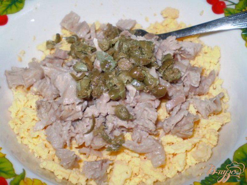 Фото приготовление рецепта: Яйца фаршированные мясом и каперсами шаг №2