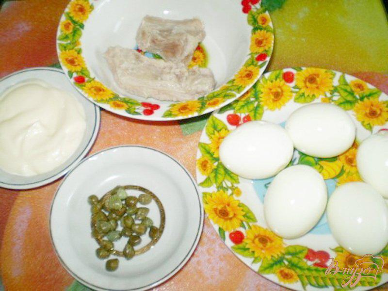 Фото приготовление рецепта: Яйца фаршированные мясом и каперсами шаг №1