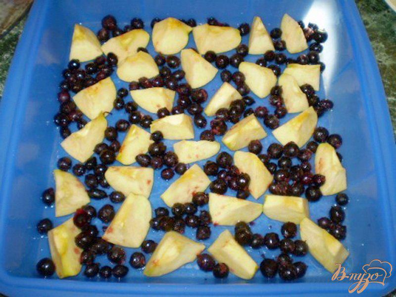 Фото приготовление рецепта: Шарлотка с яблоками и смородиной шаг №2