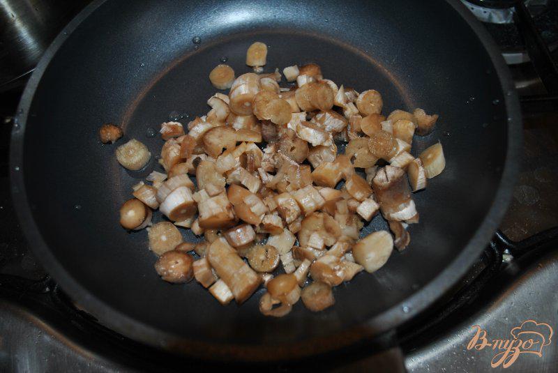 Фото приготовление рецепта: Фаршированные сыром с ветчиной грибочки шаг №2