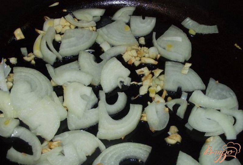 Фото приготовление рецепта: Тушеная капуста с грецкими орехами шаг №6
