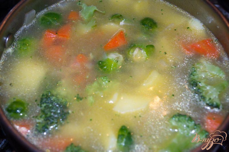 Фото приготовление рецепта: Суп-пюре с брокколи, брюссельской капустой и фрикадельками шаг №8