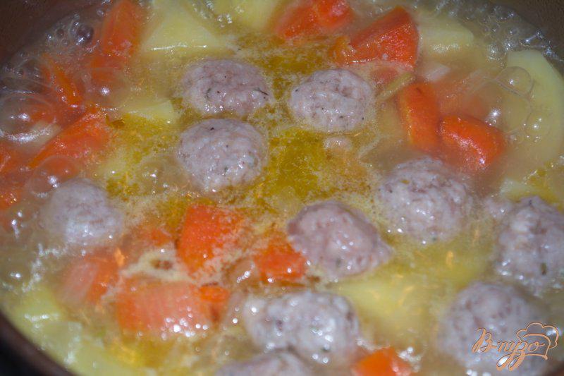 Фото приготовление рецепта: Суп-пюре с брокколи, брюссельской капустой и фрикадельками шаг №7