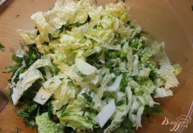 Фото приготовление рецепта: Овощной салат с гренками шаг №2