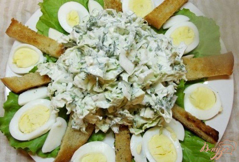 Фото приготовление рецепта: Овощной салат с гренками шаг №4