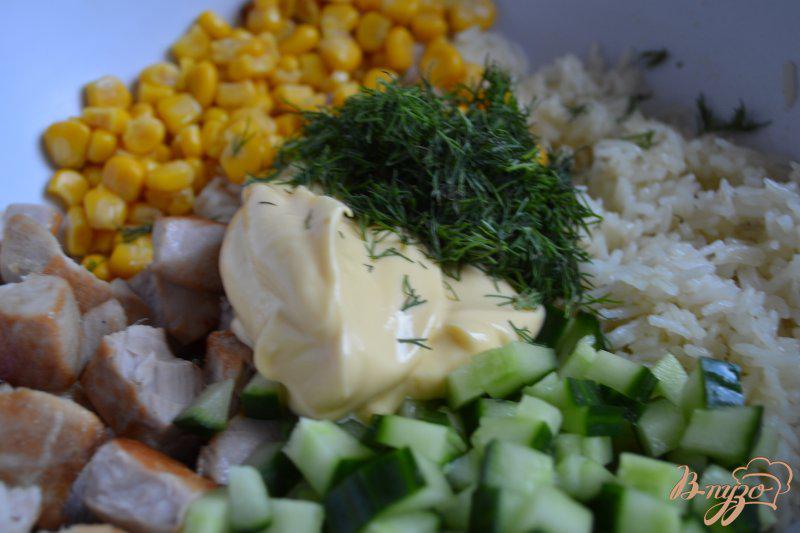 Фото приготовление рецепта: Рисовый салат с тунцом шаг №4