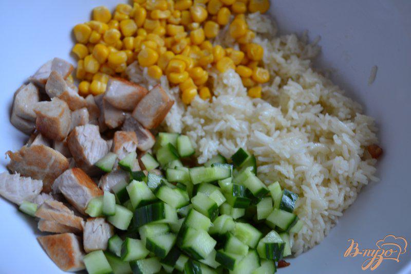 Фото приготовление рецепта: Рисовый салат с тунцом шаг №3