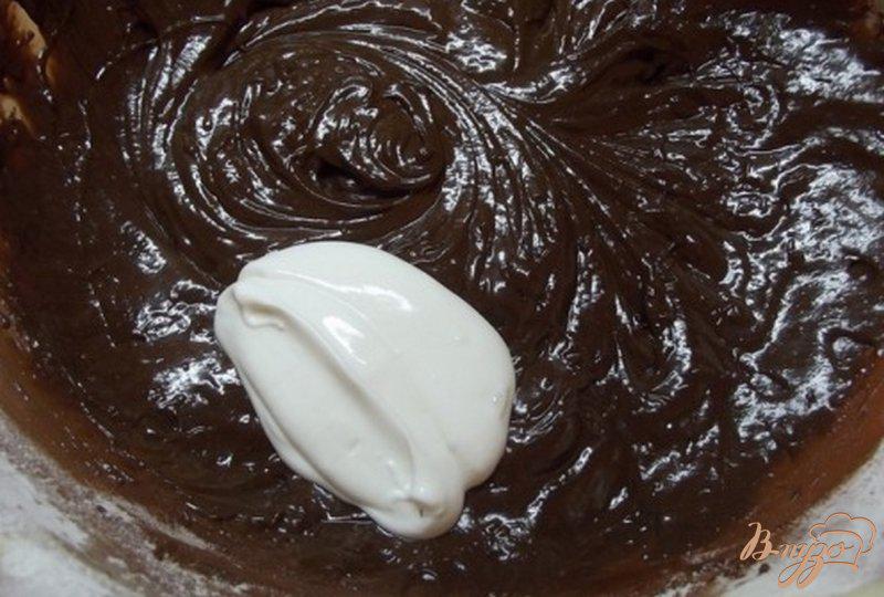 Фото приготовление рецепта: Шоколадный пирог со сгущенным молоком шаг №8