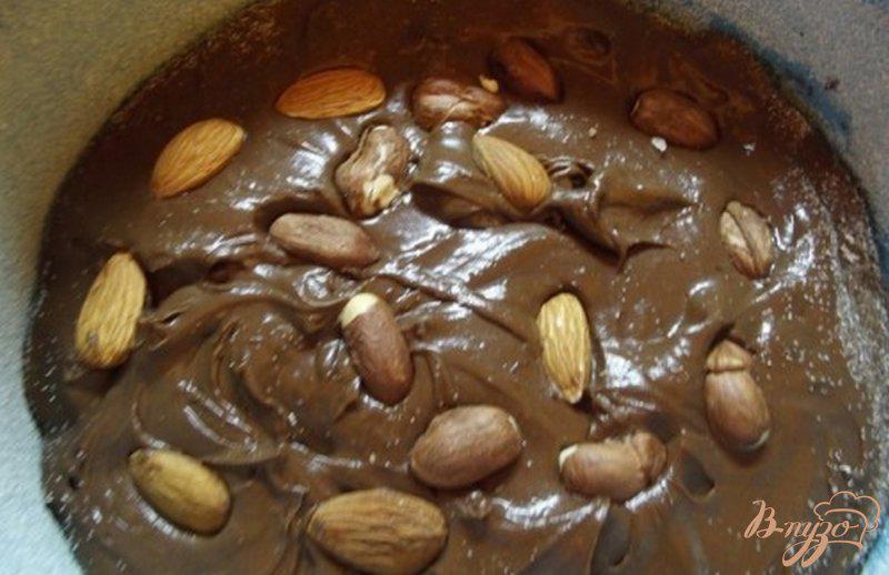 Фото приготовление рецепта: Шоколадный пирог со сгущенным молоком шаг №10