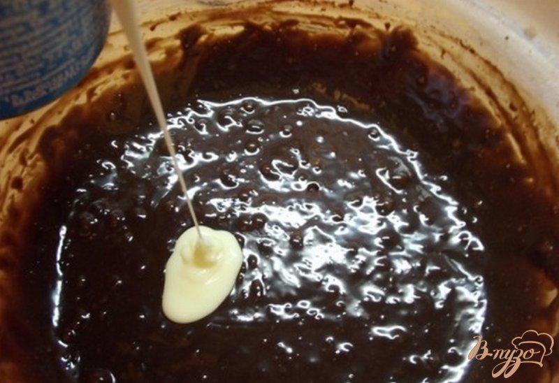 Фото приготовление рецепта: Шоколадный пирог со сгущенным молоком шаг №6