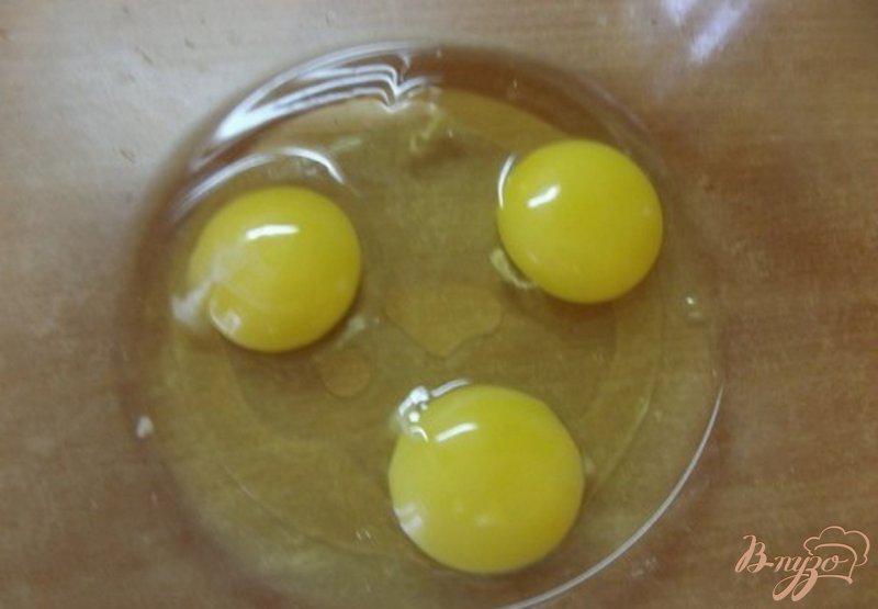 Фото приготовление рецепта: Плотный яичный кекс с сухофруктами шаг №1
