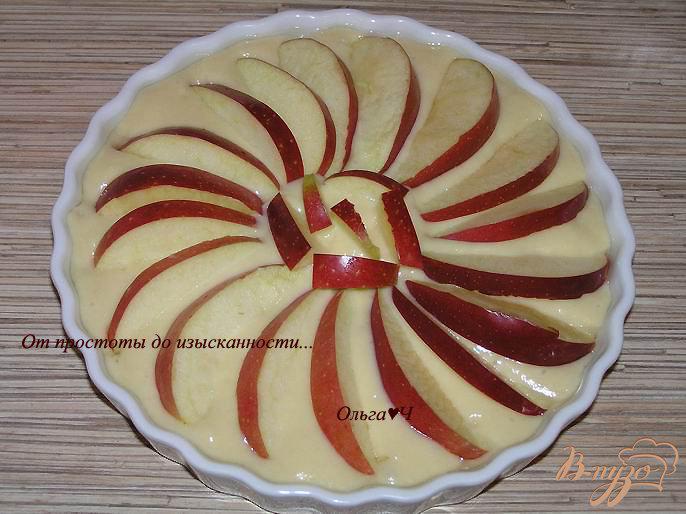Фото приготовление рецепта: Яблочный пирог на кефире шаг №4