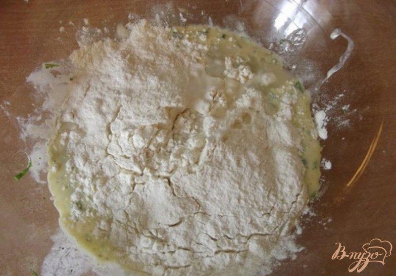 Фото приготовление рецепта: Сочный луковый пирог шаг №7