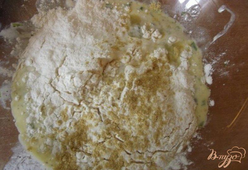 Фото приготовление рецепта: Сочный луковый пирог шаг №8