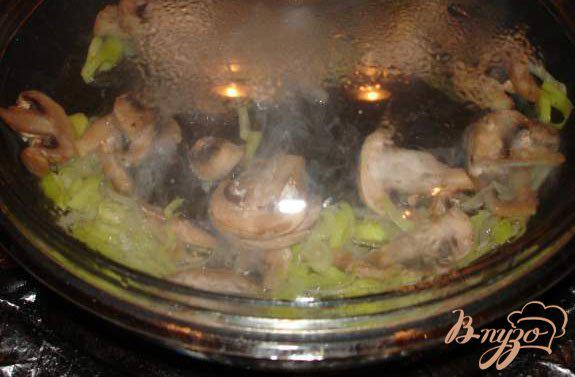 Фото приготовление рецепта: Картофельные буритос с грибами шаг №3