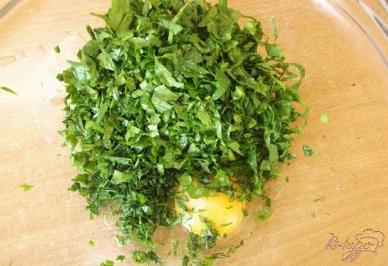 Фото приготовление рецепта: Оладьи из зелени с чесночным соусом шаг №3