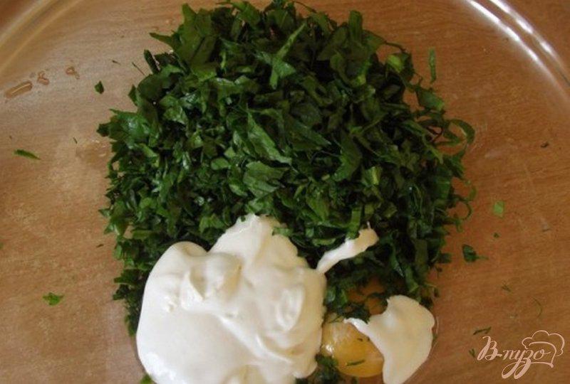 Фото приготовление рецепта: Оладьи из зелени с чесночным соусом шаг №6